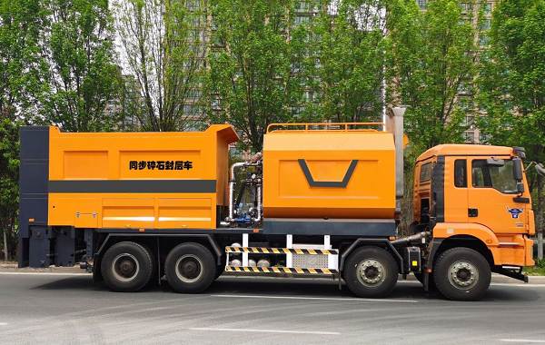 Technical features of fiber synchronized gravel sealing vehicle_2